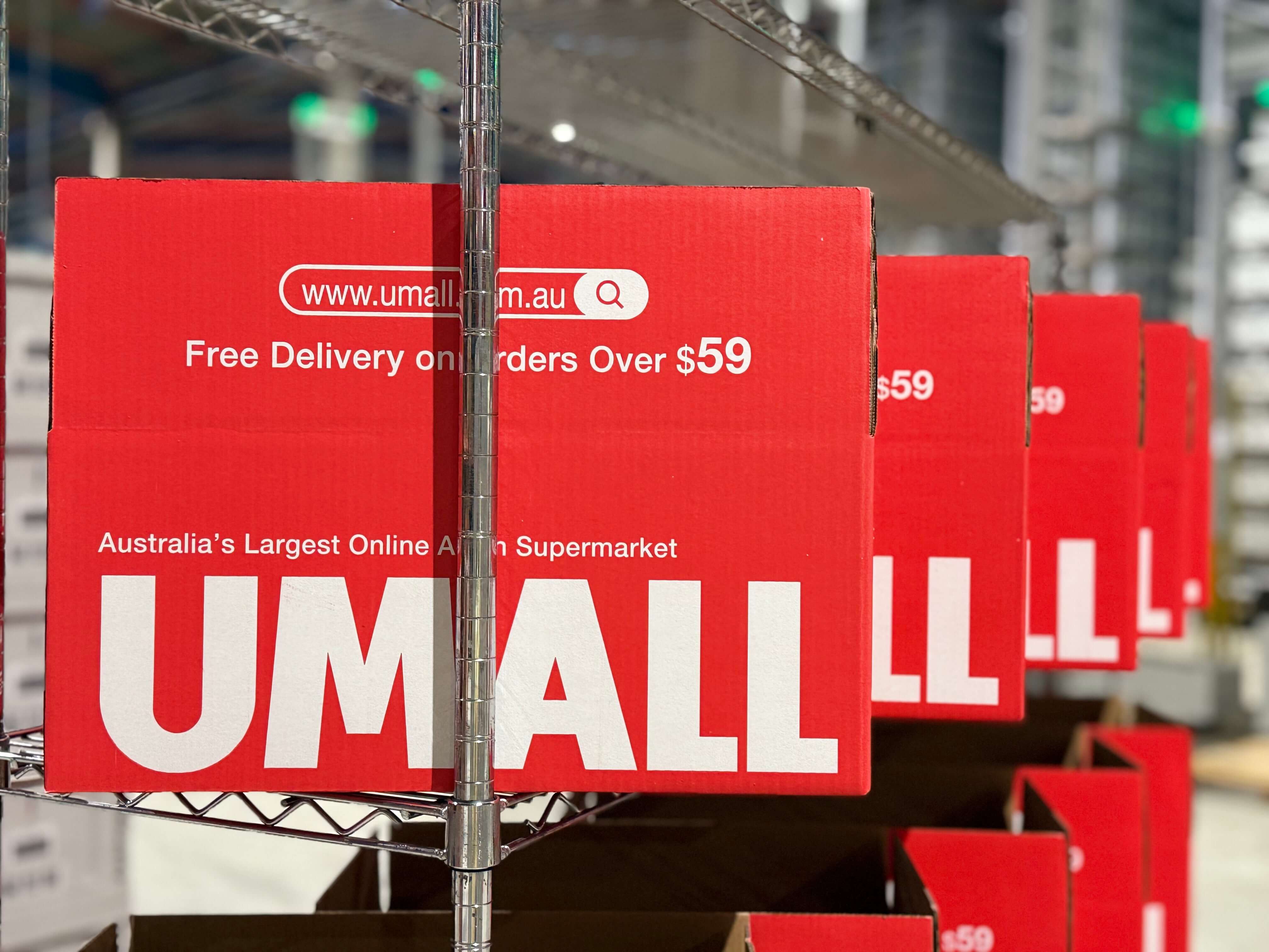 Umall Chullora 自动化仓库 — 品牌红色周转箱